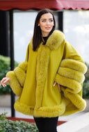 PONCHO IN CASHMERE IN PELLICCIA DI VOLPE SENAPE