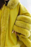 PONCHO IN CASHMERE IN PELLICCIA DI VOLPE SENAPE
